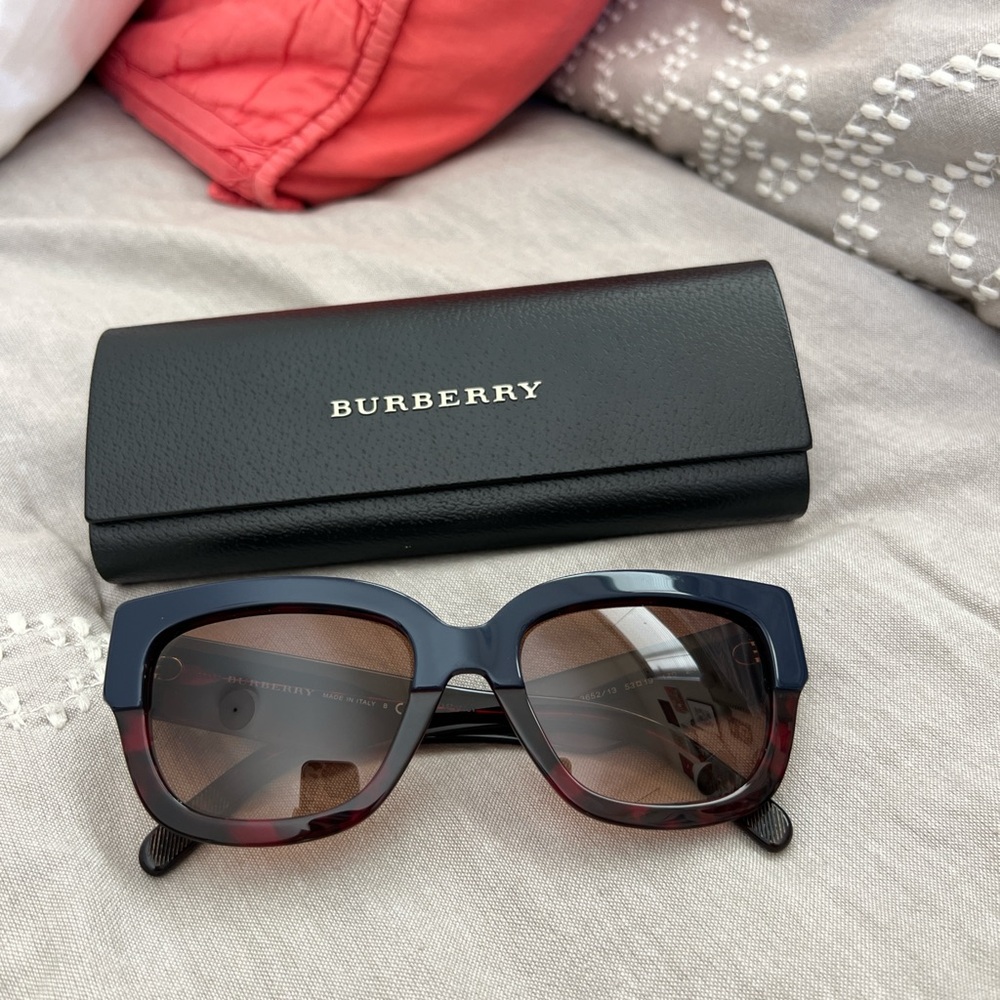ALMOST NEW BURBERRY sunglasses! Navy blue with tortoise shell frames
